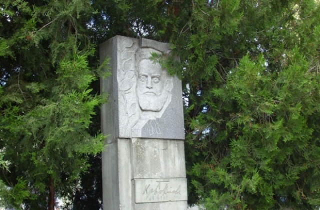 Поклонение на паметника на Ботев по повод 168 години от рождението му