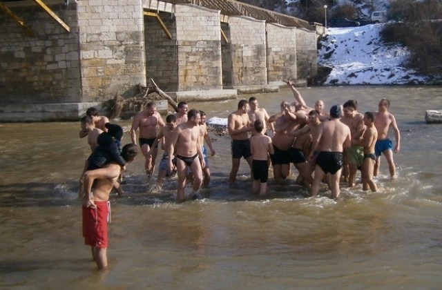 Отмениха ритуала по хвърлянето на кръста край село Ясен