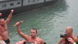 Студент извади за рекорден път Богоявленския кръст във Варна СНИМКИ