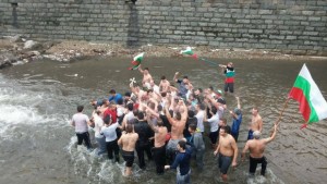 Стефан Цеков извади Богоявленския кръст в Дупница Мъжете пяха химна