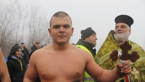 Борец спаси кръста в Димитровград над 40 скочиха в река