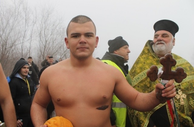 Борец спаси кръста в Димитровград, над 40 скочиха в река Марица