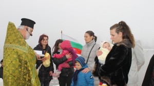 Архирейският наместник на Хасковско кръсти в р Марица първия си