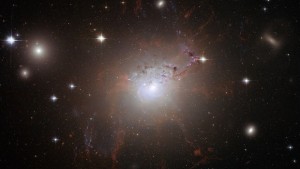 Астрономи засякоха облаци газ изригващи от черна дупка