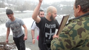 Христо Христов с кръста на Йордановден в Пиперков чифлик