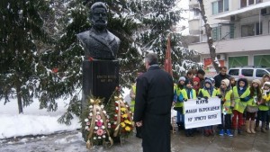 Представители на областната и местна власт и ученици почетоха Ботев