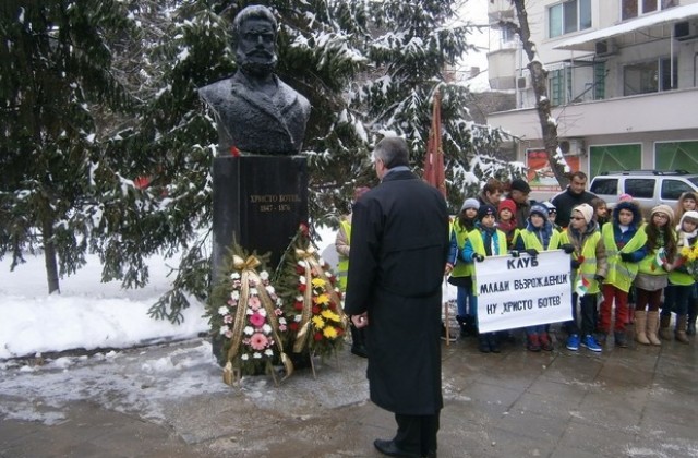 Представители на областната и местна власт и ученици почетоха Ботев