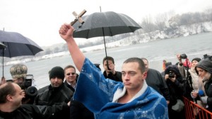 Ученик се пребори за кръста в езерото в Дружба СНИМКИ