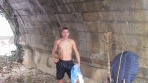 Александър Златковски извади кръста от река Струма в Невестино