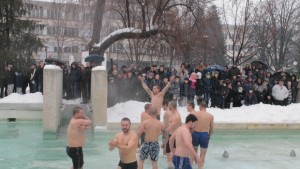 Безработен извади кръста в Търговище
