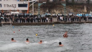 Дъждът и студът не спряха Стоян в Царево