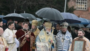 На Богоявление осветиха бойните знамена пред паметника на Незнайния воин