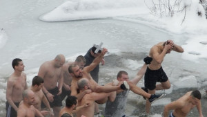 29годишният Богдан Обретенов извади кръста от ледените води на р