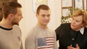 Двама извадиха кръста в Ловеч той се разполови