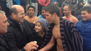 Момче извади кръста в Приморско