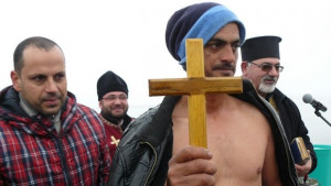 Баща на 3 деца пръв стигна до кръста в Свиленград