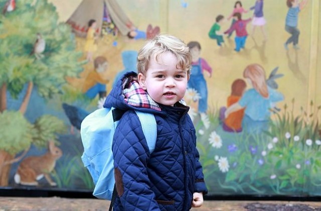 Принц Джордж тръгна на детска ясла (СНИМКИ)
