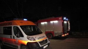 Кола помете трима на тротоар две момичета остават в болница