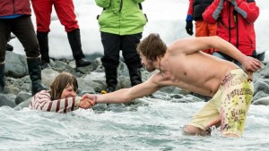 Българските антарктици спасиха кръста в ледени води