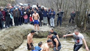 Кои хванаха кръста на Богоявление в община Сапарева баня