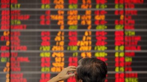 Нов срив за фондовите пазари в Китай отчетоха найкраткия работен