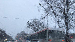 Кола поднесе на лед и помете дете на тротоар