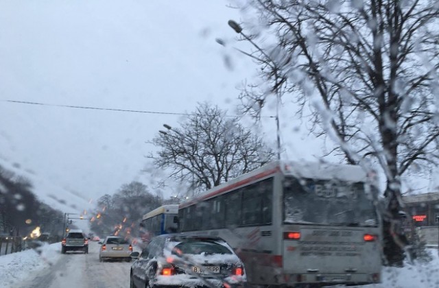 Кола поднесе на лед и помете дете на тротоар