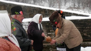 Обичаят Иванови влачуги показаха в Караисен