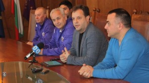 Кметът Даниел Панов представи официално обновения треньорски състав на ФК