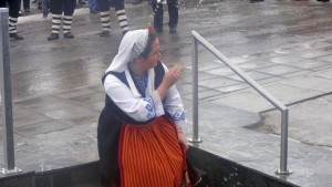 Традициите са живи Окъпаха млади булки в Сушица СНИМКИ