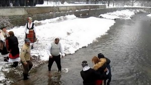 На Ивановден в Реселец изпълниха традиционния ритуал Къпанки