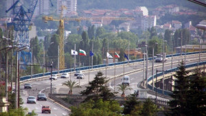 Четири коли се потрошиха на Аспаруховия мост заради дупка на