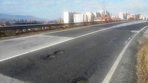 Асфалтират дупки по Е79