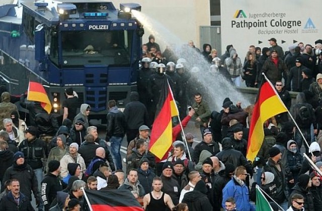 Полицията разпръсна протест в Кьолн с водомети (СНИМКИ)