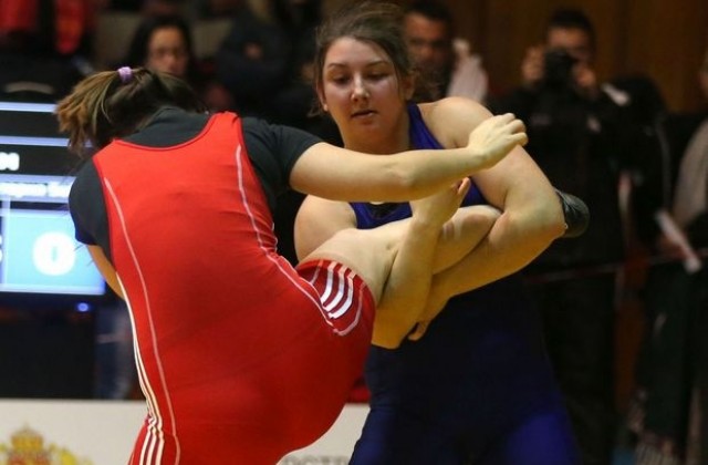 Виктория Бобева шампион в републиканското по борба