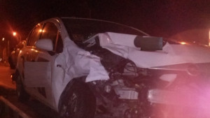 Млад мъж собственик на луксозен джип помете кола на кръстовище