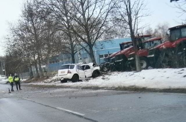 Мъж и жена загинаха при тежък пътен инцидент на входа на Плевен
