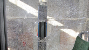 Отново счупиха стъкло на автобус по линия 51