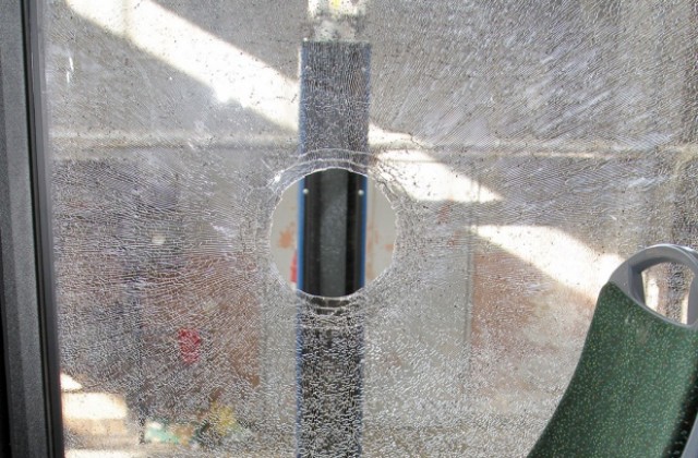 Отново счупиха стъкло на автобус по линия №51