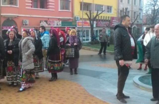 Симфоници и танцьори излязоха на протест в Сливен