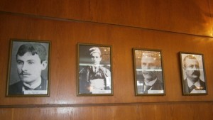 Обновяват галерията от портрети на градоначалници в Заседателната зала