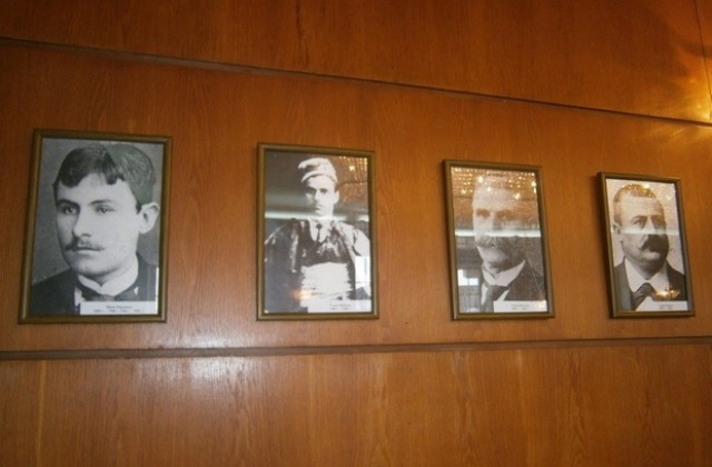 Обновяват галерията от портрети на градоначалници в Заседателната зала