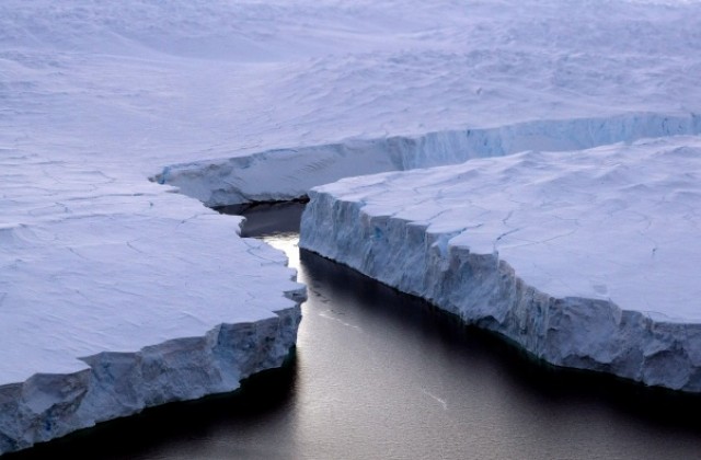 Откъснали се от Антарктида айсберги забавят глобалното затопляне