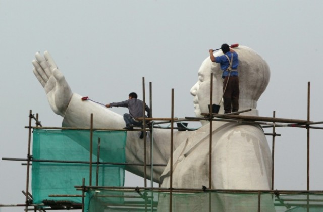 Разрушиха огромна статуя на Мао Цзедун заради недоволство