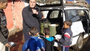 Раздават безплатна храна на найбедните от квартал Изток в Кюстендил