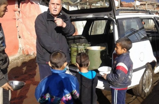 Раздават безплатна храна на най-бедните от квартал Изток в Кюстендил