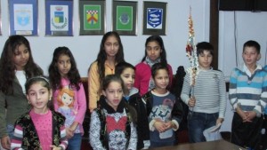 Деца сурвакат за Василица във Великотърновско