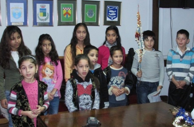 Деца сурвакат за Василица във Великотърновско
