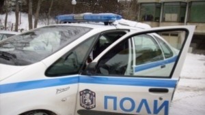 63годишен заплашва полицай и граждани