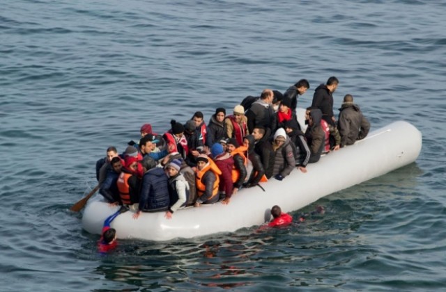 Робот спасява бежанци в Егейско море